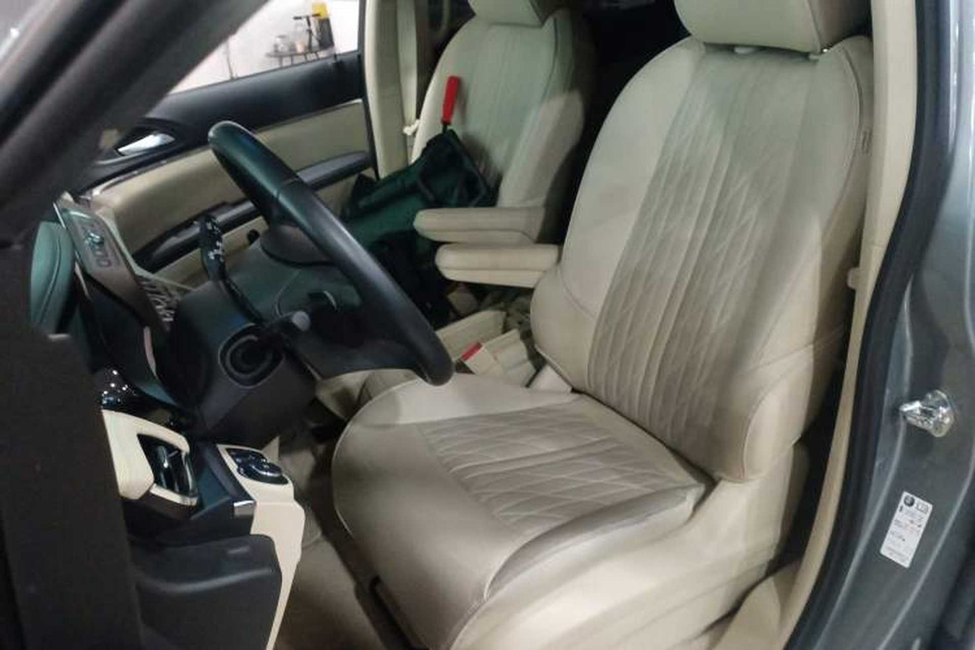 Used Buick GL8 2023 Facelifted Land Cruiser Executive Luxury Version Left Front Seat