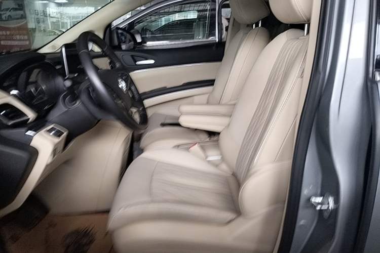 Used Buick GL8 2023 Facelifted Land Cruiser Executive Luxury Version Left Front Seat