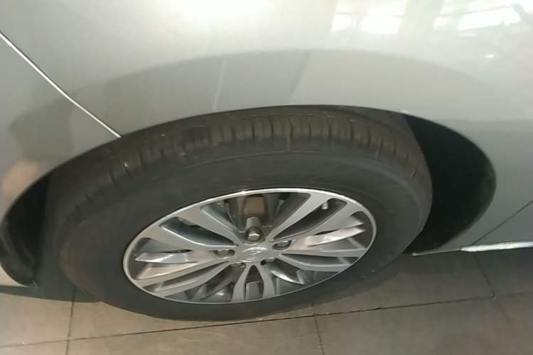 Used Buick GL8 2023 ES Lu Zun Comfort Model Left Front Wheel Hub