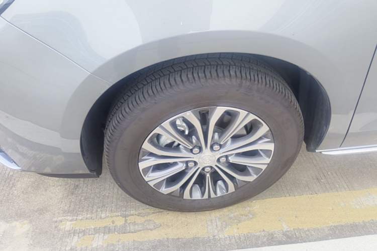 Used Buick GL8 2023 Facelifted Land Cruiser Executive Luxury Version Left Front Wheel Hub