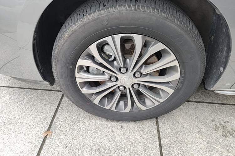 Used Buick GL8 2023 Facelifted Land Cruiser Executive Luxury Version Left Front Wheel Hub