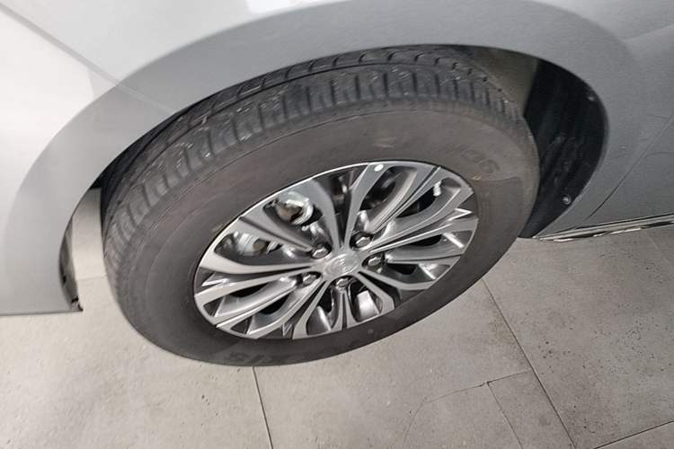 Used Buick GL8 2023 Facelifted Land Cruiser Executive Luxury Version Left Front Wheel Hub