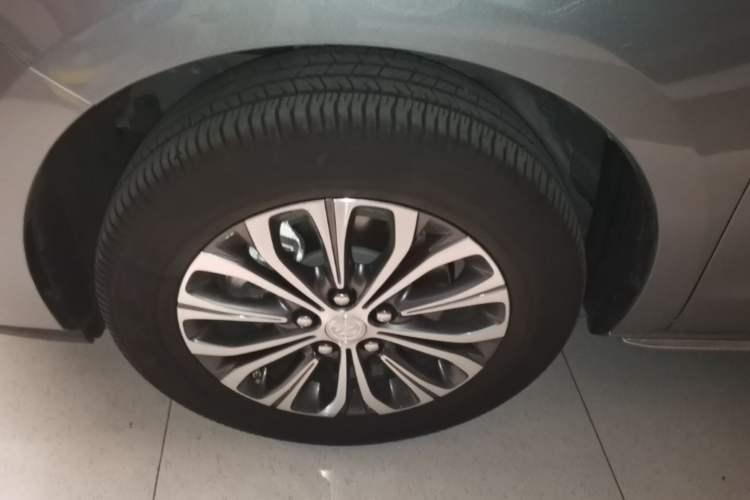 Used Buick GL8 2023 Facelifted Land Cruiser Executive Luxury Version Left Front Wheel Hub