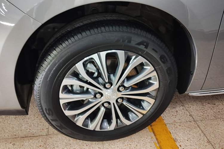 Used Buick GL8 2023 Facelifted Land Cruiser Executive Luxury Version Left Front Wheel Hub