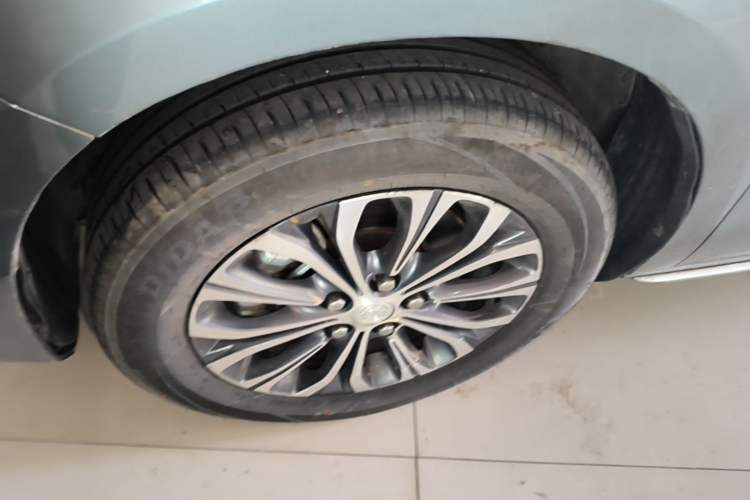 Used Buick GL8 2023 Facelifted Land Cruiser Executive Luxury Version Left Front Wheel Hub