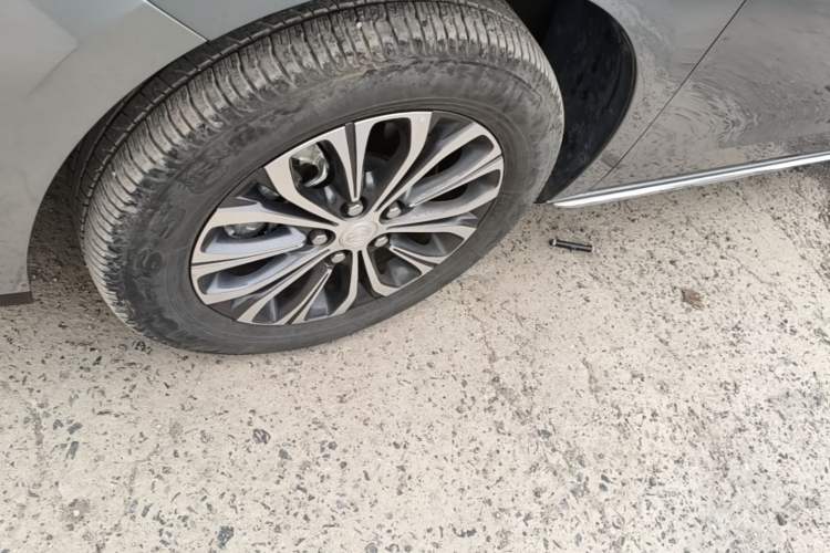 Used Buick GL8 2023 Facelifted Land Cruiser Executive Luxury Version Left Front Wheel Hub