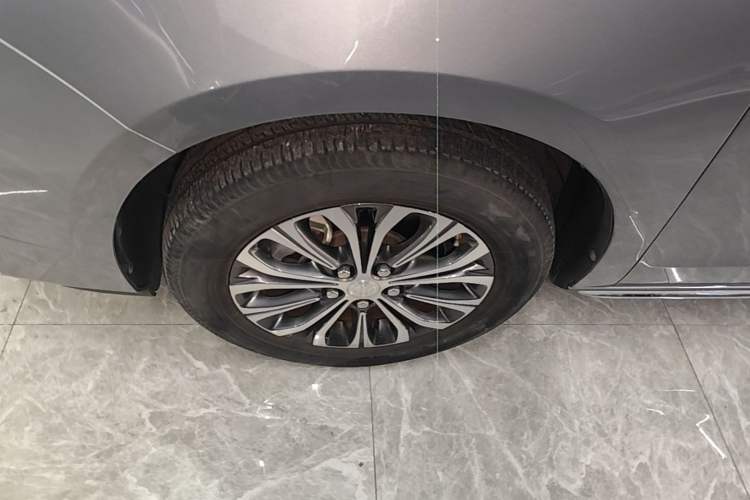 Used Buick GL8 2023 Facelifted Land Cruiser Executive Luxury Version Left Front Wheel Hub
