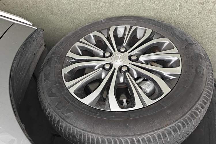 Used Buick GL8 2023 Facelifted Land Cruiser Executive Luxury Version Left Front Wheel Hub