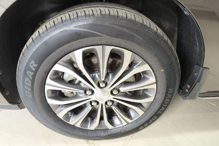 Used Buick GL8 2023 Facelifted Land Cruiser Executive Luxury Version Left Front Wheel Hub