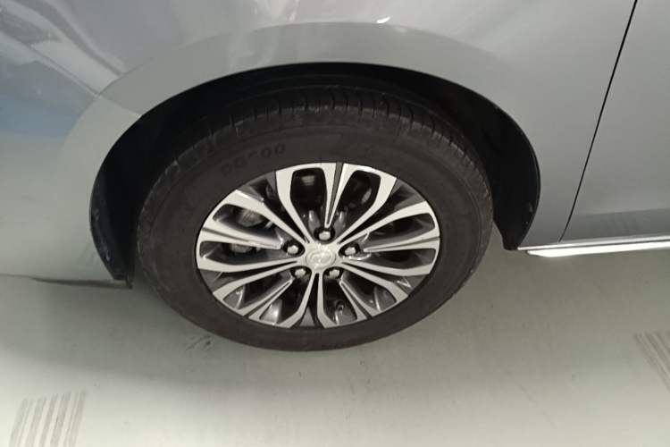Used Buick GL8 2023 Land Executive Class Comfort Model Left Front Wheel Hub