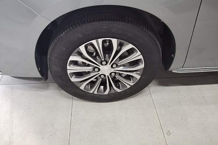 Used Buick GL8 2023 Facelifted Land Cruiser Executive Luxury Version Left Front Wheel Hub