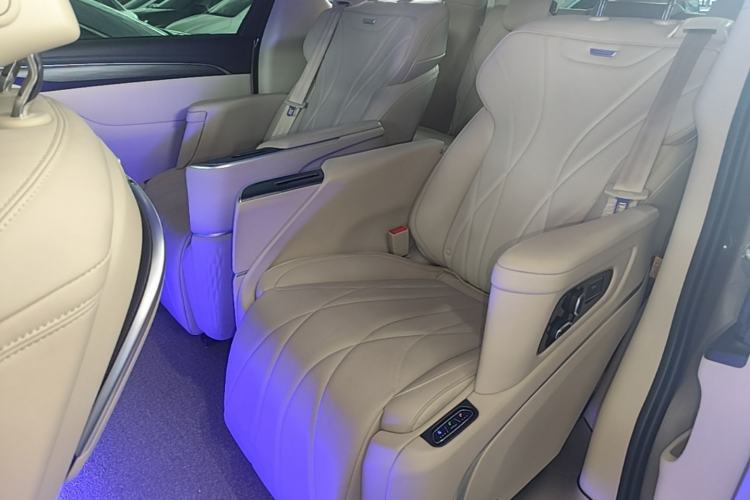 Used Buick GL8 2023 ES Lu Zun Deluxe Model Left Rear Seat