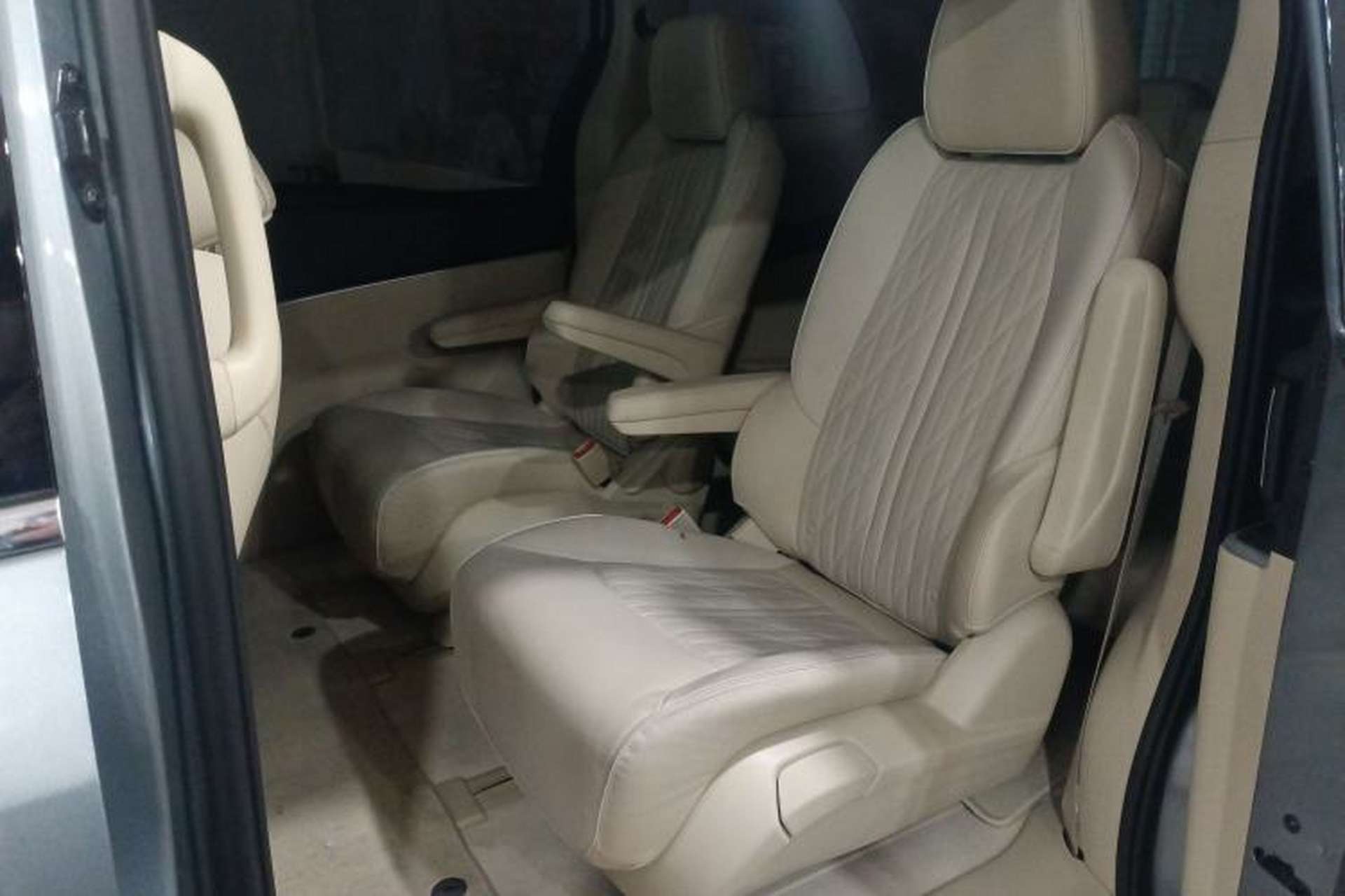 Used Buick GL8 2023 Facelifted Land Cruiser Executive Luxury Version Left Rear Seat