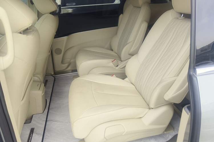 Used Buick GL8 2023 Facelifted Land Cruiser Executive Luxury Version Left Rear Seat