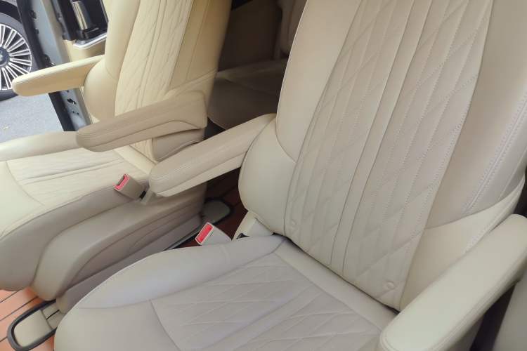 Used Buick GL8 2023 Facelifted Land Cruiser Executive Luxury Version Left Rear Seat
