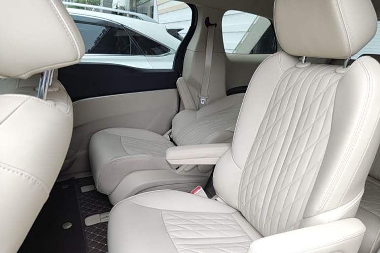 Used Buick GL8 2023 Facelifted Land Cruiser Executive Luxury Version Left Rear Seat