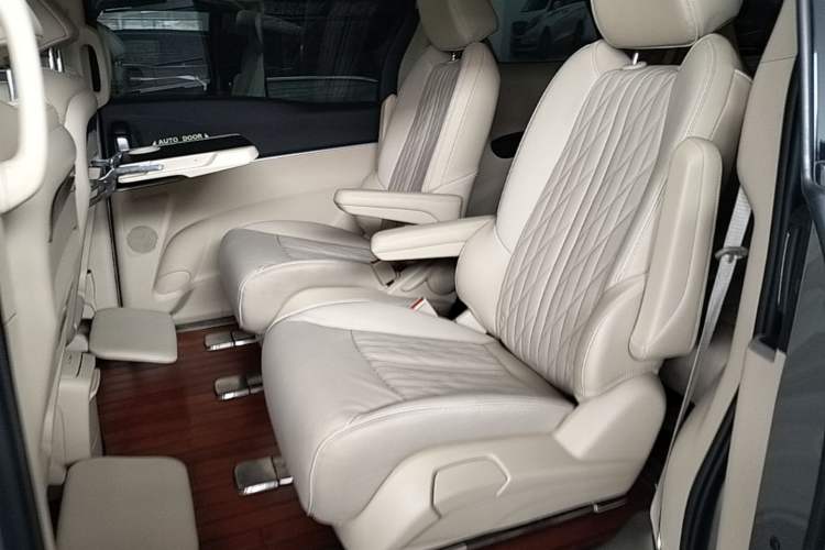 Used Buick GL8 2023 Facelifted Land Cruiser Executive Luxury Version Left Rear Seat