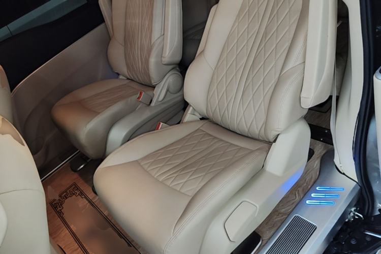 Used Buick GL8 2023 Facelifted Land Cruiser Executive Luxury Version Left Rear Seat