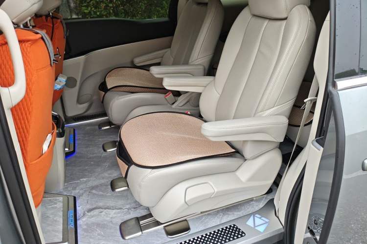 Used Buick GL8 2023 Land Executive Class Smart Enjoyment Model Left Rear Seat