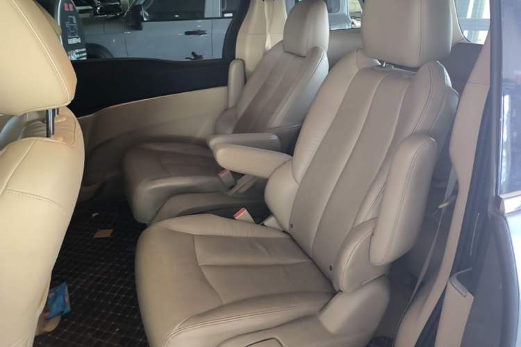 Used Buick GL8 2023 Facelifted Land Cruiser Executive Luxury Version Left Rear Seat
