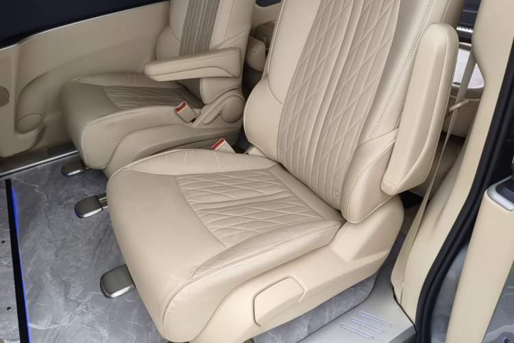 Used Buick GL8 2023 Facelifted Land Cruiser Executive Luxury Version Left Rear Seat