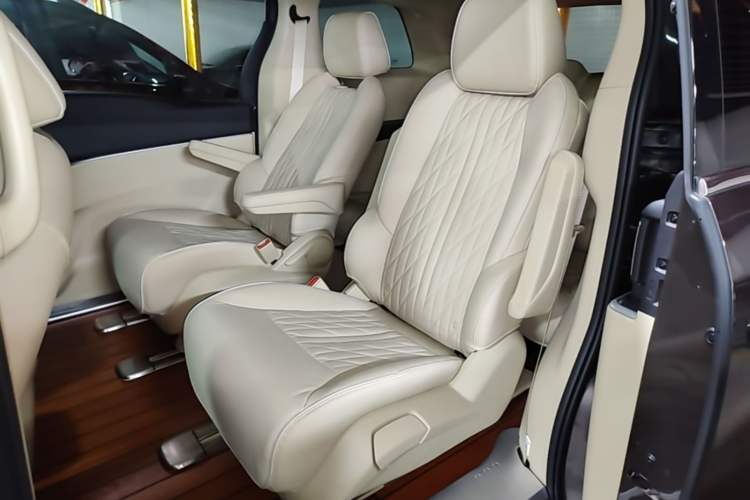 Used Buick GL8 2023 Facelifted Land Cruiser Executive Luxury Version Left Rear Seat