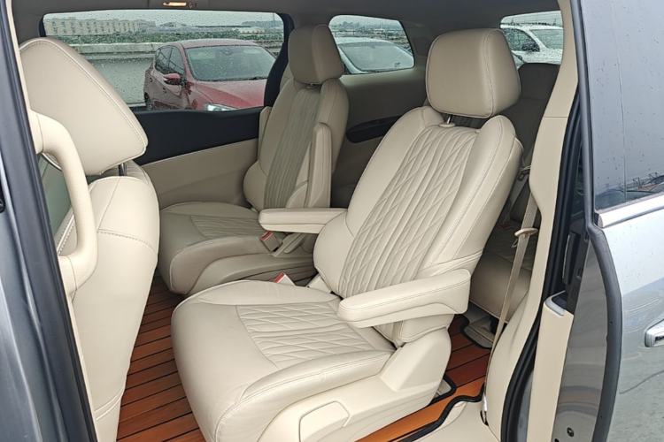 Used Buick GL8 2023 Facelifted Land Cruiser Executive Luxury Version Left Rear Seat