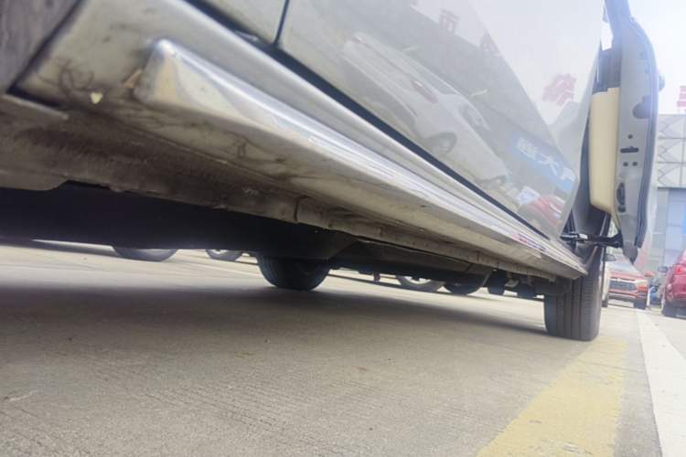 Used Buick GL8 2023 Facelifted Land Cruiser Executive Luxury Version Left Side Sill