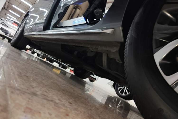 Used Buick GL8 2023 Facelifted Land Cruiser Executive Luxury Version Left Side Sill