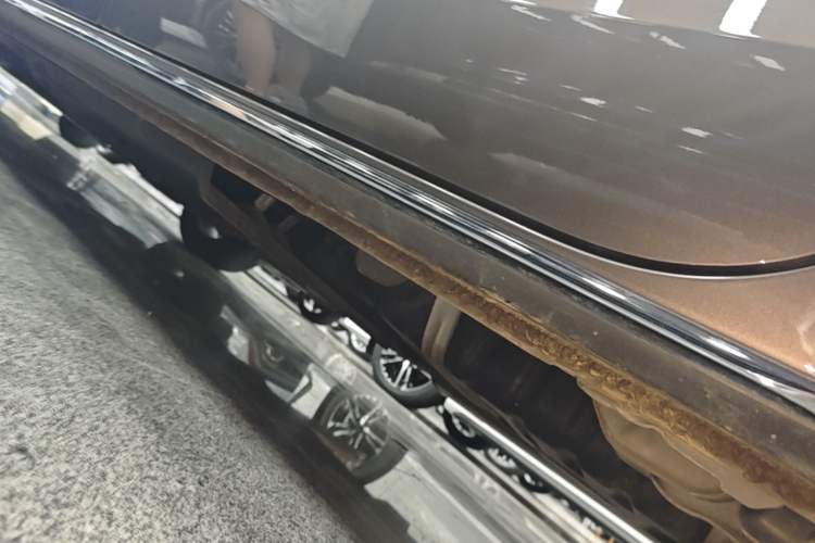 Used Buick GL8 2023 Land Executive Class Comfort Model Left Side Sill