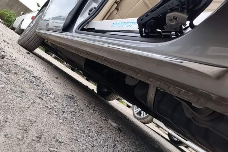 Used Buick GL8 2023 Facelifted Land Cruiser Executive Luxury Version Left Side Sill