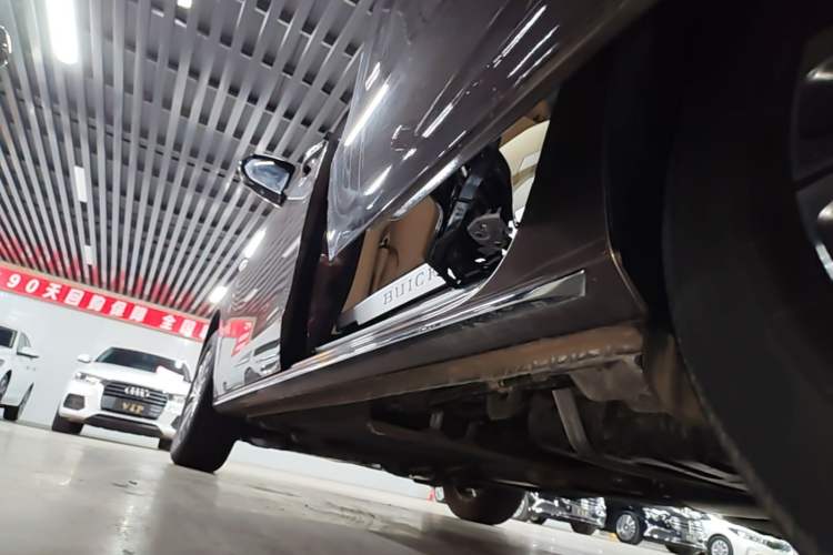 Used Buick GL8 2023 Facelifted Land Cruiser Executive Luxury Version Left Side Sill