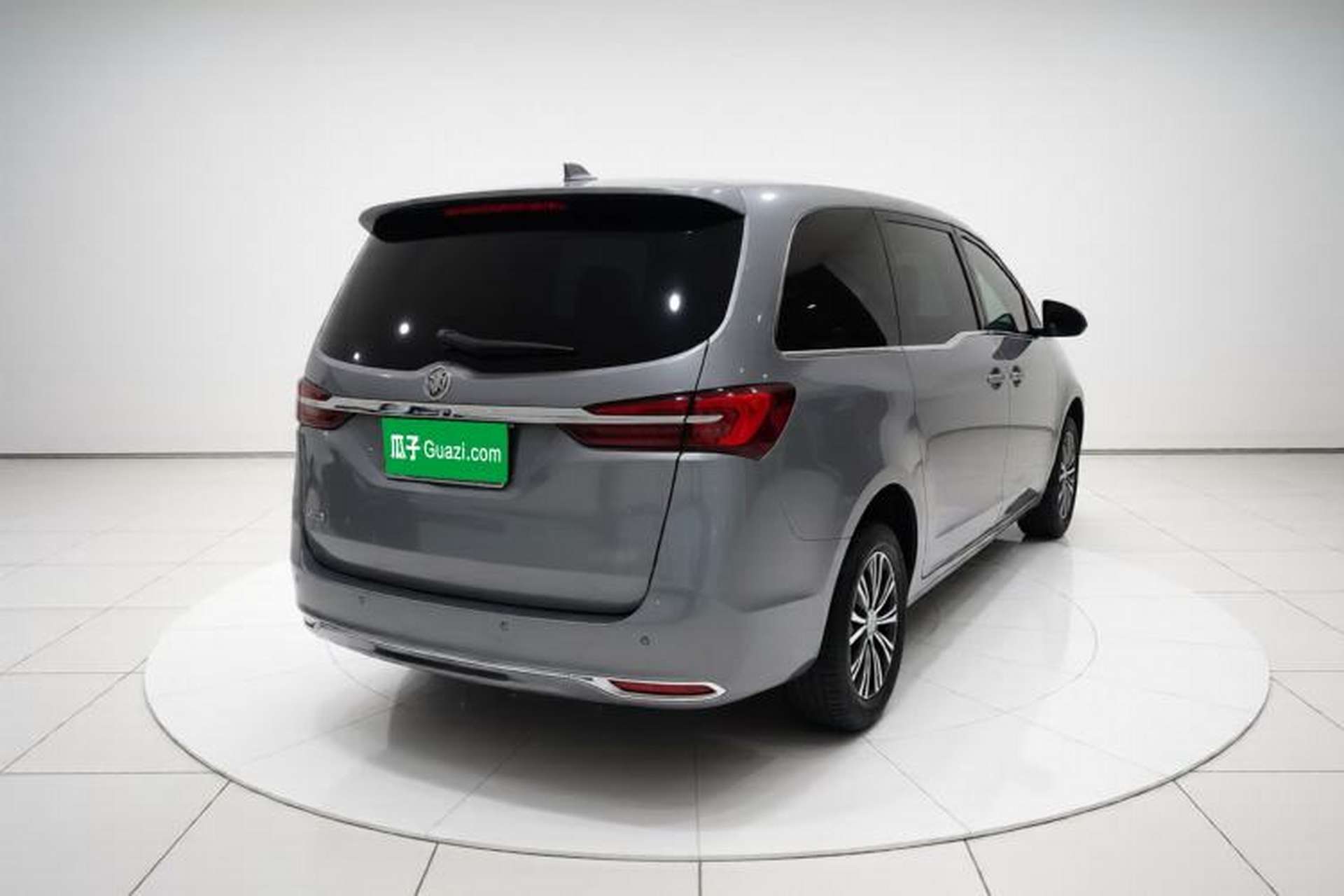 Used Buick GL8 2023 Facelifted Land Cruiser Executive Luxury Version Rear Right 45 Deg