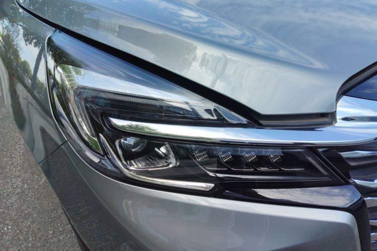 Used Buick GL8 2023 Land Executive Class Deluxe Model Right Front Headlight