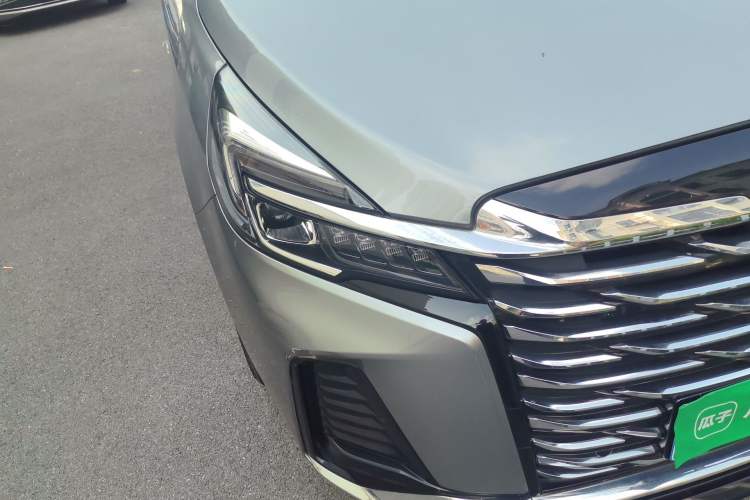 Used Buick GL8 2023 Facelifted Land Cruiser Executive Luxury Version Right Front Headlight