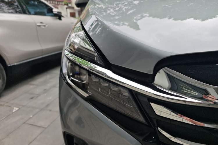Used Buick GL8 2023 Facelifted Land Cruiser Executive Luxury Version Right Front Headlight