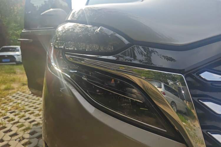 Used Buick GL8 2023 ES Lu Zun Deluxe Model Right Front Headlight