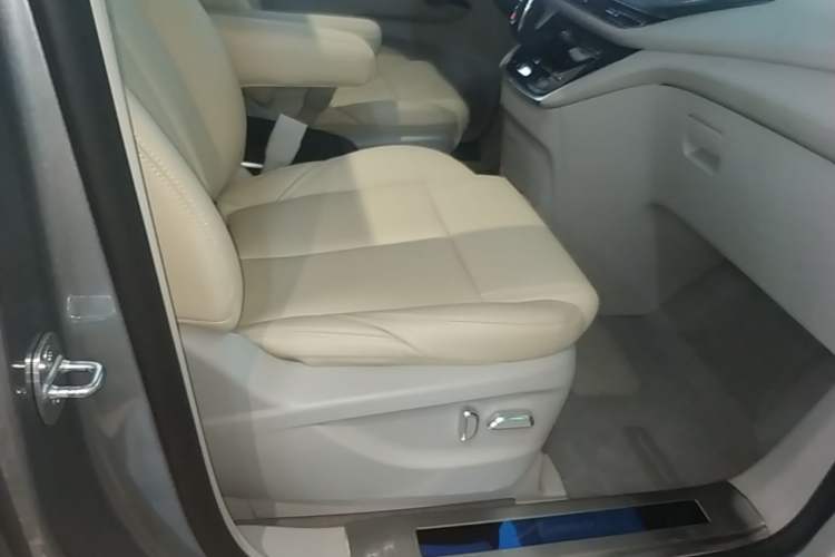 Used Buick GL8 2023 ES Lu Zun Comfort Model Right Front Seat