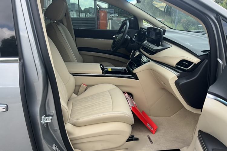Used Buick GL8 2023 Facelifted Land Cruiser Executive Luxury Version Right Front Seat