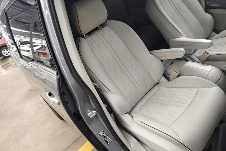 Used Buick GL8 2023 Land Executive Class 652T Luxury Model Right Front Seat