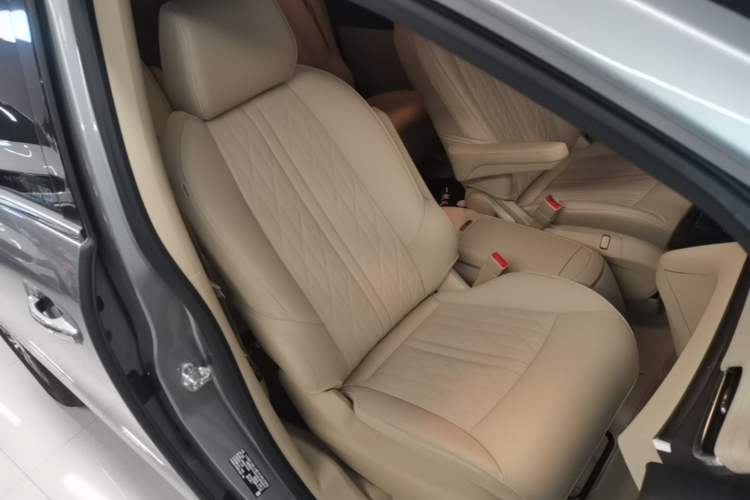 Used Buick GL8 2023 Facelifted Land Cruiser Executive Luxury Version Right Front Seat