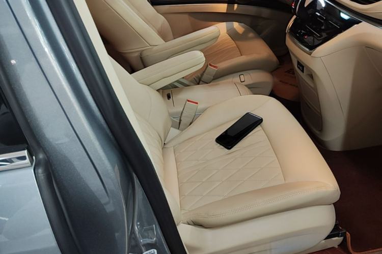 Used Buick GL8 2023 Facelifted Land Cruiser Executive Luxury Version Right Front Seat