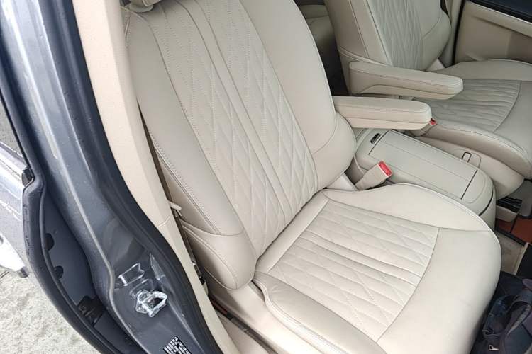Used Buick GL8 2023 Facelifted Land Cruiser Executive Luxury Version Right Front Seat