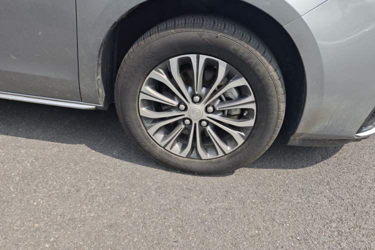 Used Buick GL8 2023 Land Executive Class 652T Luxury Model Right Front Wheel Hub
