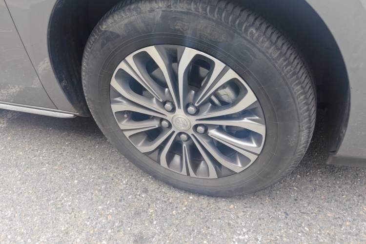 Used Buick GL8 2023 Land Executive Class Comfort Model Right Front Wheel Hub