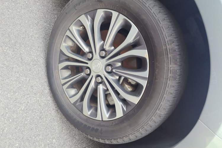 Used Buick GL8 2023 Facelifted Land Cruiser Executive Luxury Version Right Front Wheel Hub