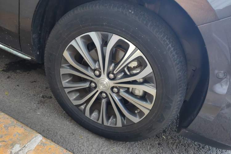 Used Buick GL8 2023 Land Executive Class Deluxe Model Right Front Wheel Hub