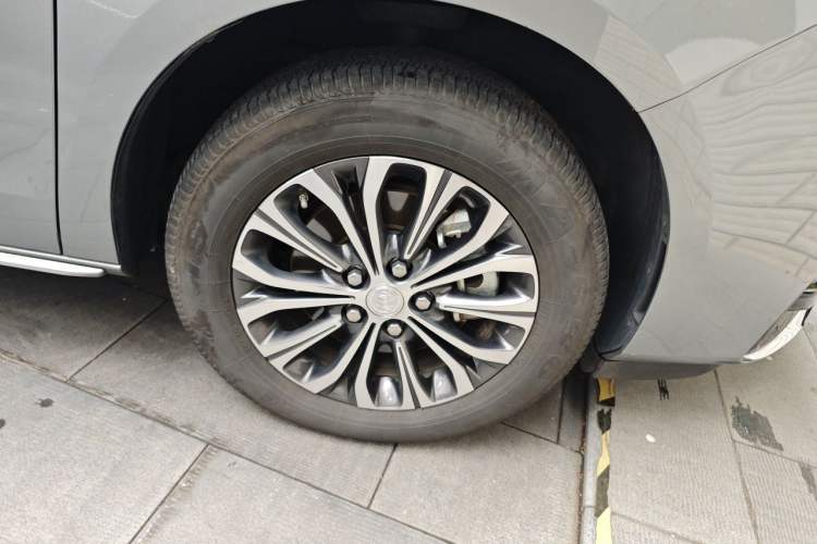 Used Buick GL8 2023 Facelifted Land Cruiser Executive Luxury Version Right Front Wheel Hub