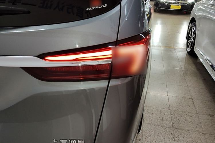 Used Buick GL8 2023 Facelifted Land Cruiser Executive Luxury Version Right Rear Taillight