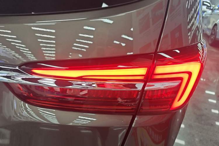 Used Buick GL8 2023 Land Executive Class Comfort Model Right Rear Taillight